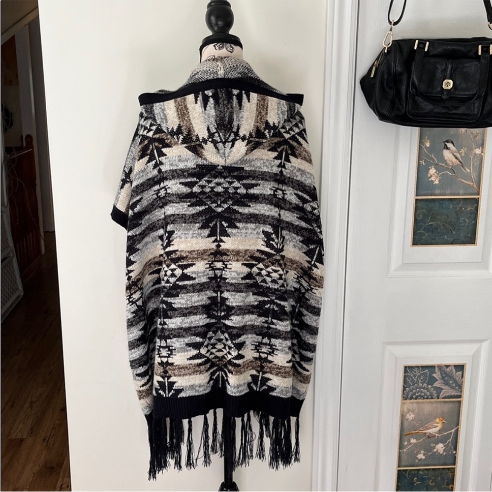 💗Black and White Patterned Poncho with Fringe